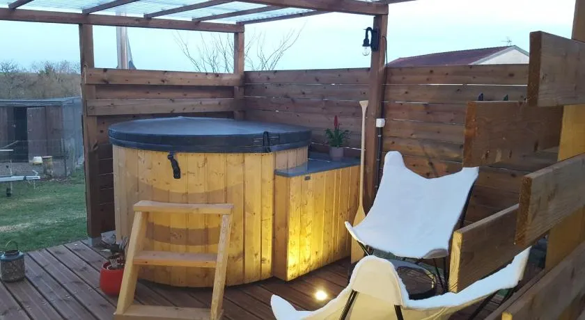 LA ROULOTTE DES AMISH & Bain Nordique à Remous Jacuzzi - Image 1
