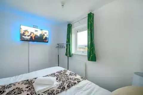 Bright Double Room LS16 Near Airport WiFi - Image 1