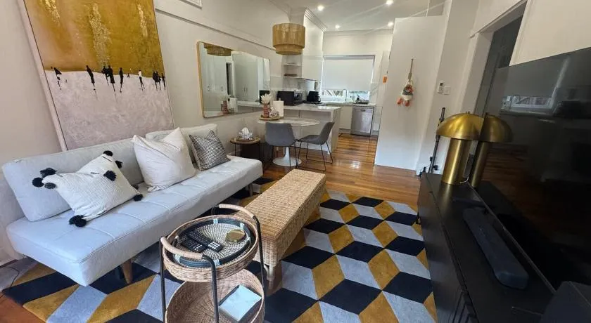 Stylish and Conveniently Located 3 bedroom house retreat in Surrey Hills Melbourne - Image 1