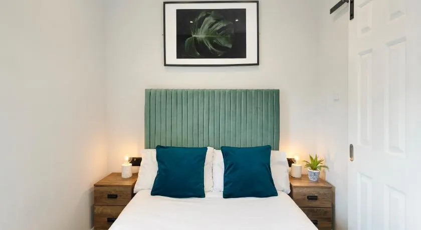 Modern Central Apartment - King Size Bed - Free Parking - Image 1