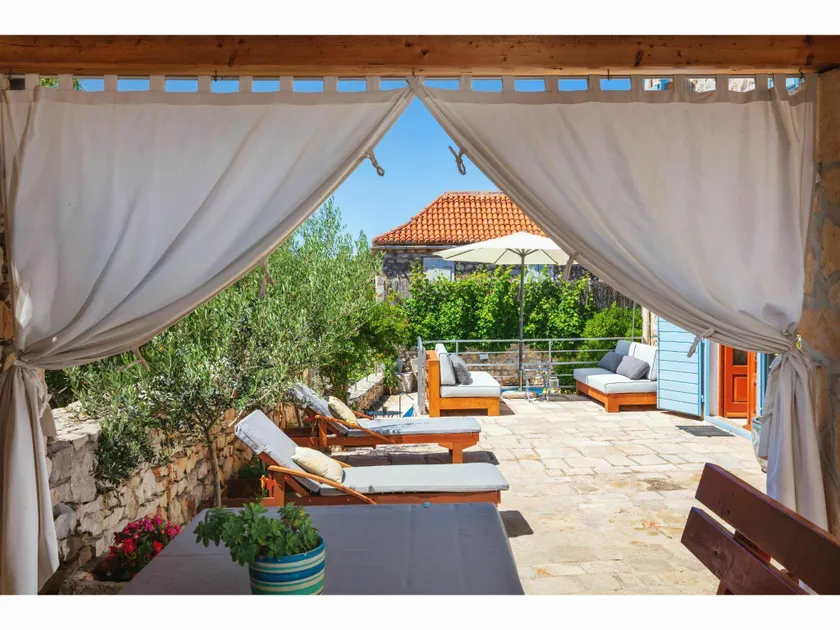 Heritage Villa Near Milna with Private Swimming Pool - Image 1