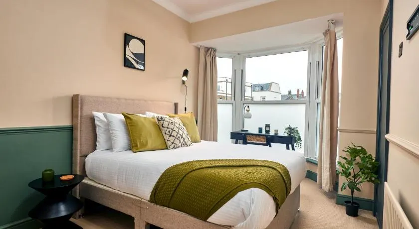 Settle in Winchester - Stylish Self Check-In Rooms - Image 1