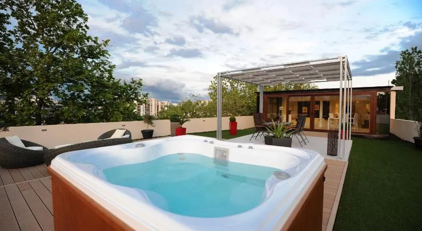 Feel Good Penthouse With Jacuzzi - Image 1