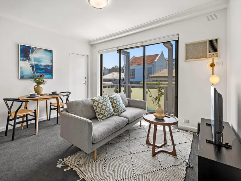 Cosy 1-Bed Balcony Unit in Quiet Street by Shops - Image 1