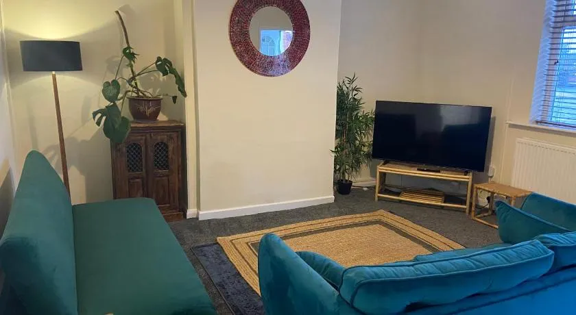 Cosy Town Centre House near M6 & park & parking - Image 1