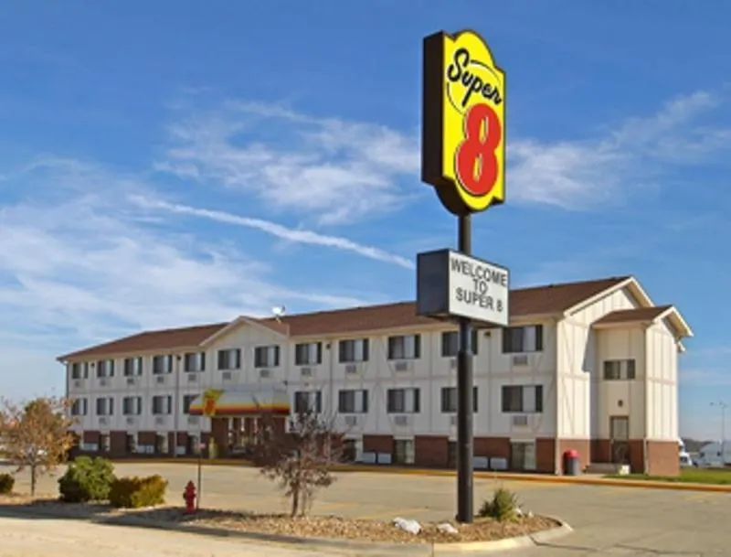 Super 8 by Wyndham Kingdom City - Image 1