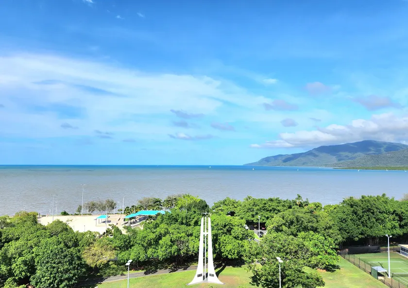 Cairns Ocean View Apartment - Image 1