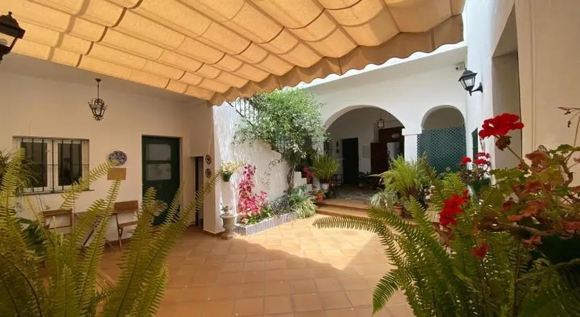 Apartamentos El Arco - Image 1