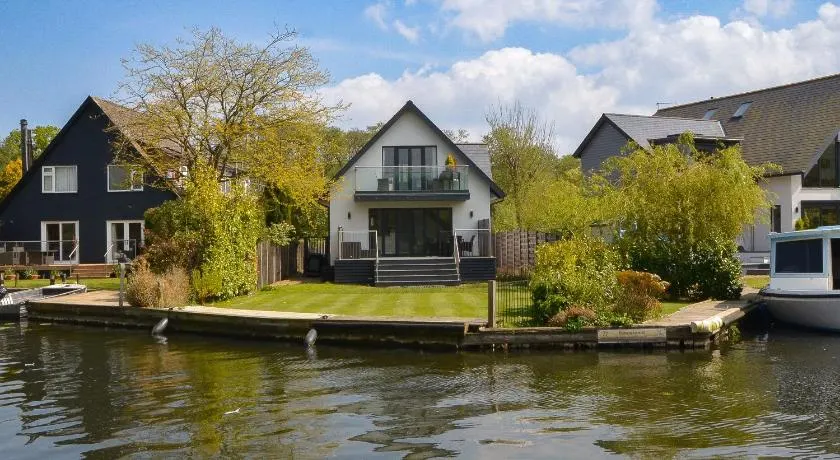 Rendezvous - stunning corner plot on the main river in Wroxham - Image 1