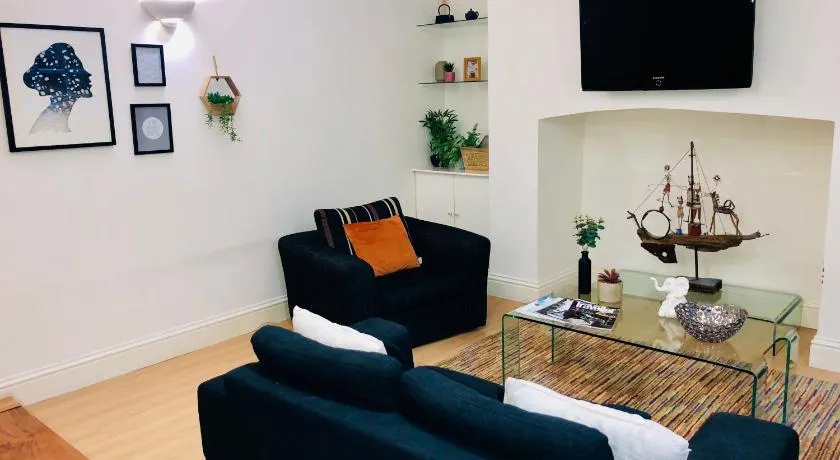 Contemporary large apartment in an ideal location - Image 1