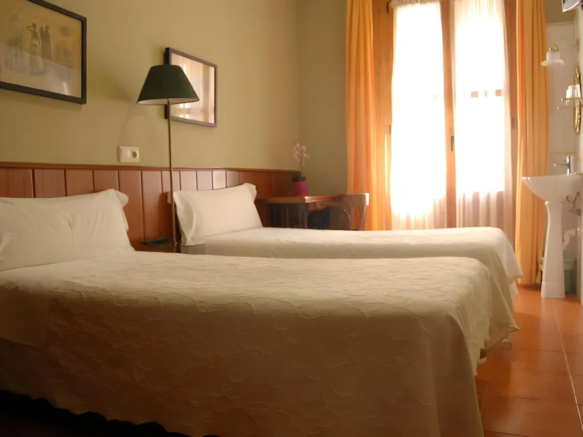 Hostal La Vera - Image 1