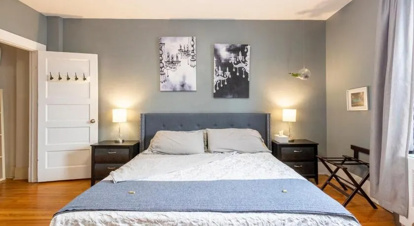 Huge King Room in 3 BedRoom Great Location Downtown Mtl - Image 1