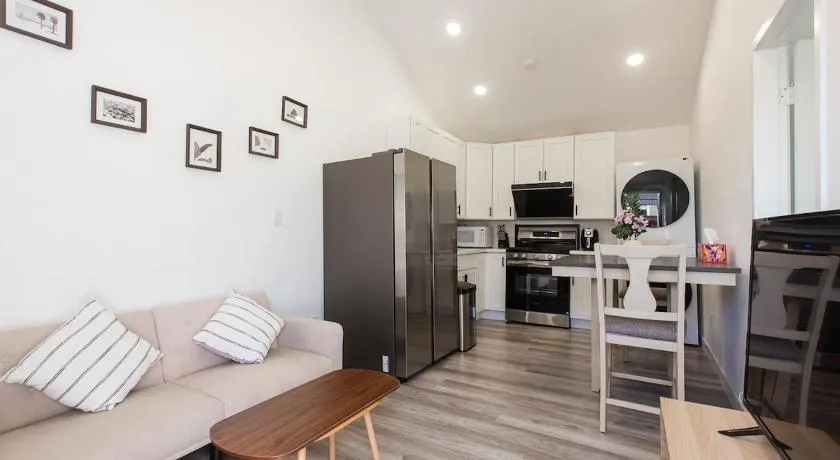 1 Bedroom with King Bed Near Attractions - Image 1