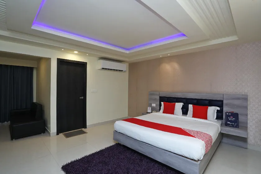 OYO Utwo Hotel - Image 1