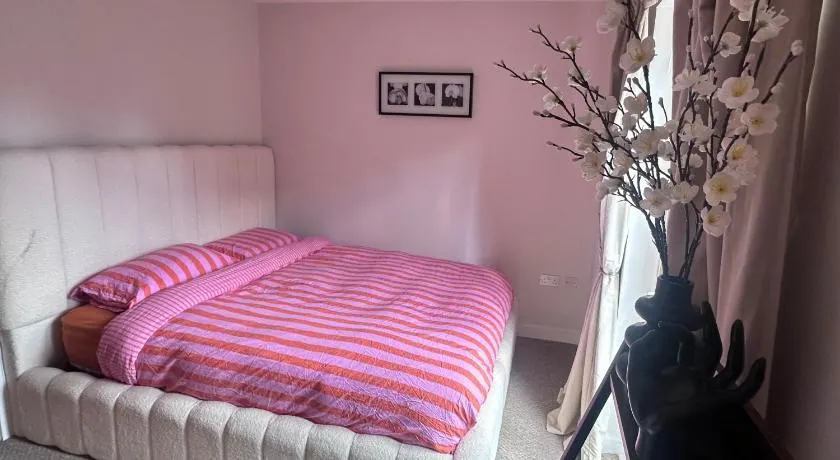 Modern 2 bed flat with parking by Bluewater shopping mall - Image 1