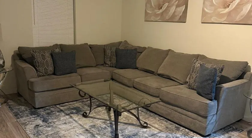 Spacious 3 bedroom 2 bath home in Downtown - Image 1