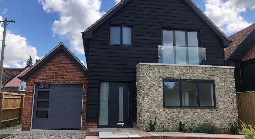 Luxury home in Woodcote - Image 1