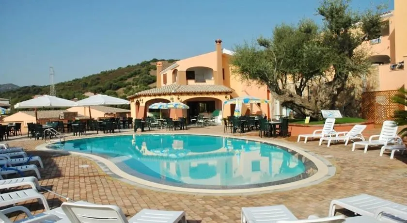 Residence with swimming pool just 5 minutes from Budoni, apartments with air conditoning and private - Image 1
