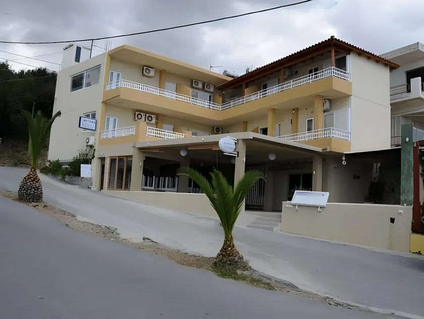 En Plo Studios & Apartments - Image 1