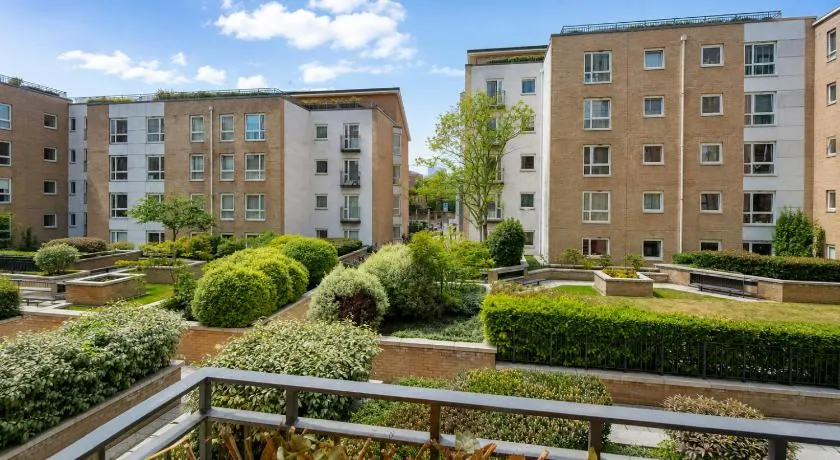 Luxury Apartment Near Chelsea & Imperial Wharf - Image 1