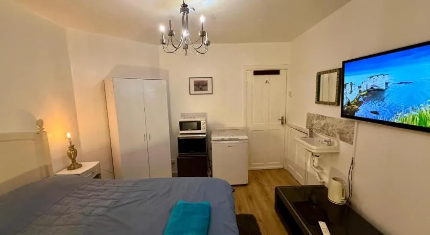 Spacious Double Room with own Sink - Image 1