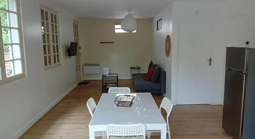Petite maison avec jardin - Image 1