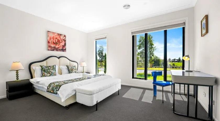 Park-fronted Luxury Grand Family House with Free Gym, Heated Pool and Spa! - Image 1