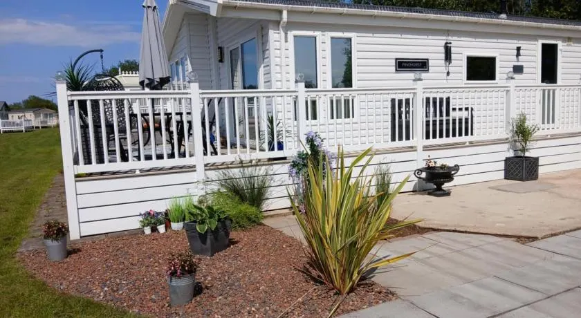 Sea Breeze, Vintage 90, Luxury 2 bed Lodge, Skegness, 2 friendly - East Coast Holidays - Image 1