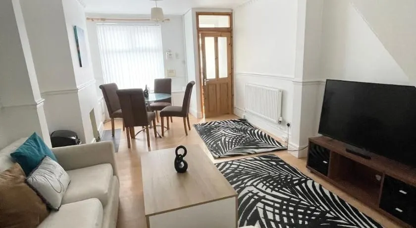 Cute two bedroom house with free street parking - Image 1