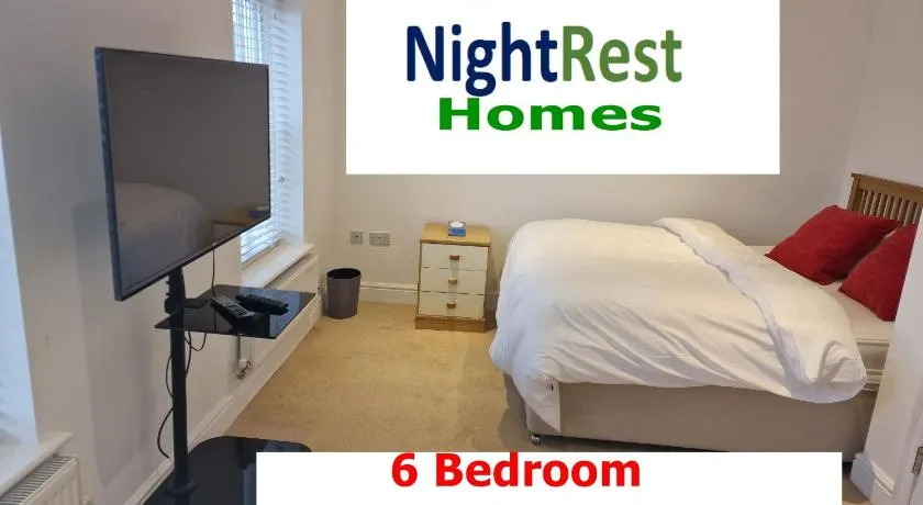 NightRest Homes 6 Bedroom House- Smart TV In each Room - Parking - Wifi -Milton Keynes - Image 1