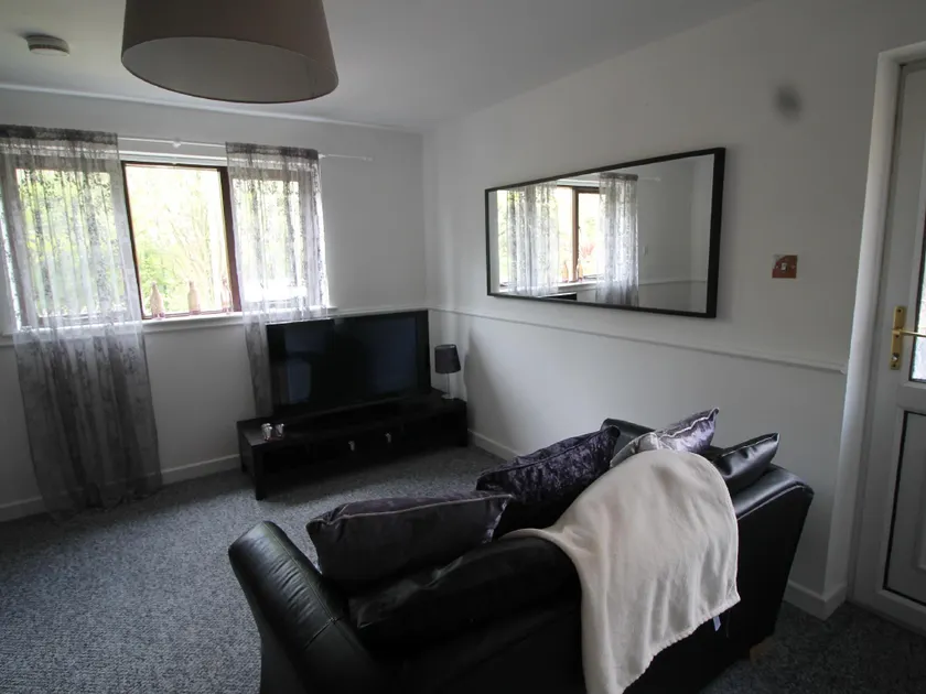 Glan y Ffordd 2 Bed House Near Cardiff by Cardiff Holiday Homes - Image 1