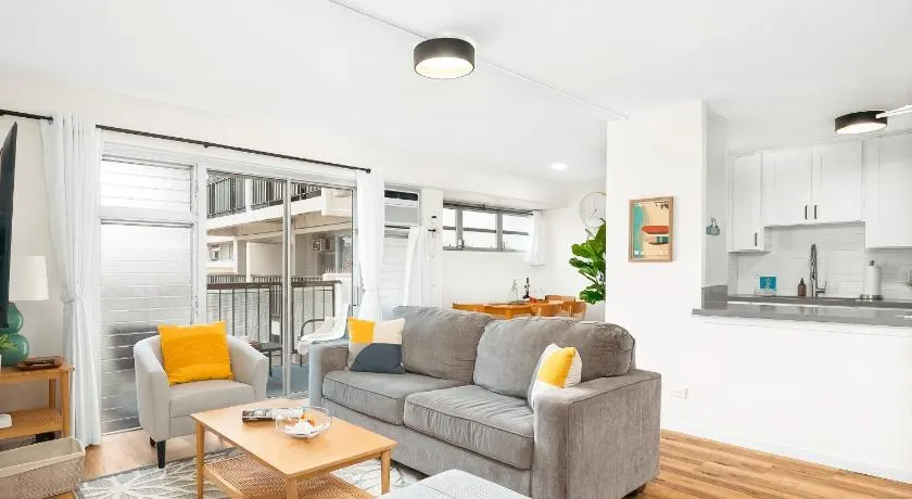 2BR-2BA Close to Waikiki Beach with Free Parking! - Image 1