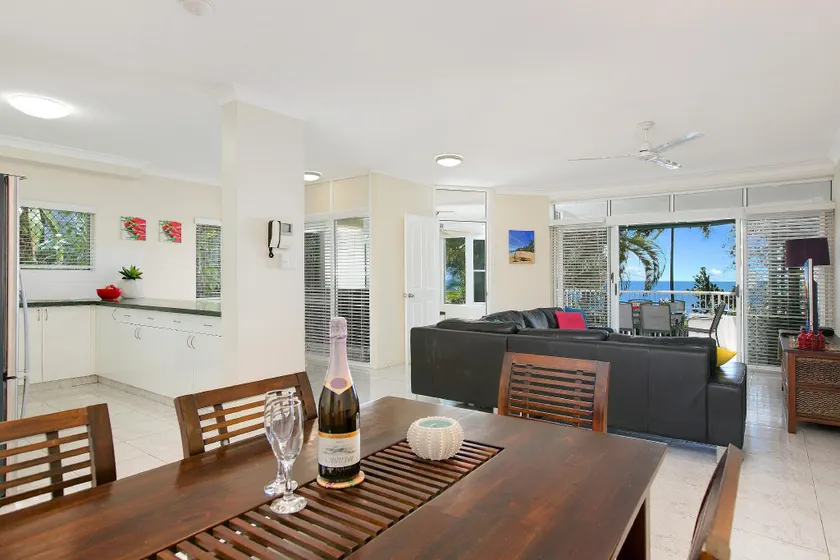 The Beach House 3BR Waterfront Apartment, Own WIFI - Image 1