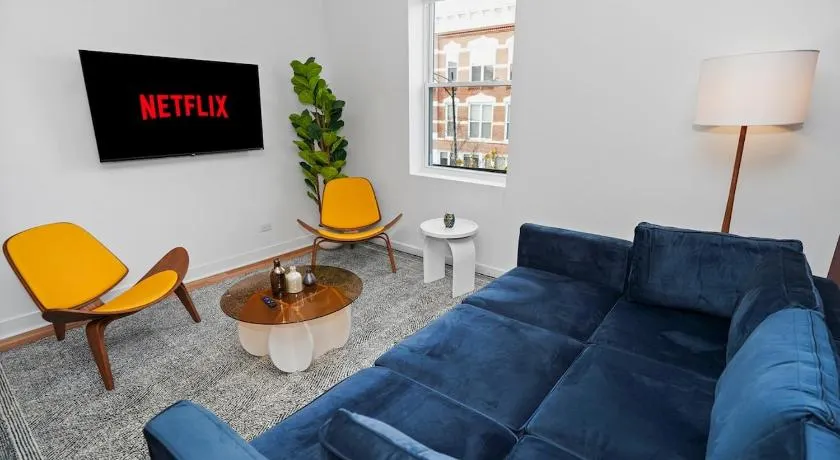 Modern 4BR Pilsen Retreat Near Illinois Medical District & Chicago Downtown - Image 1