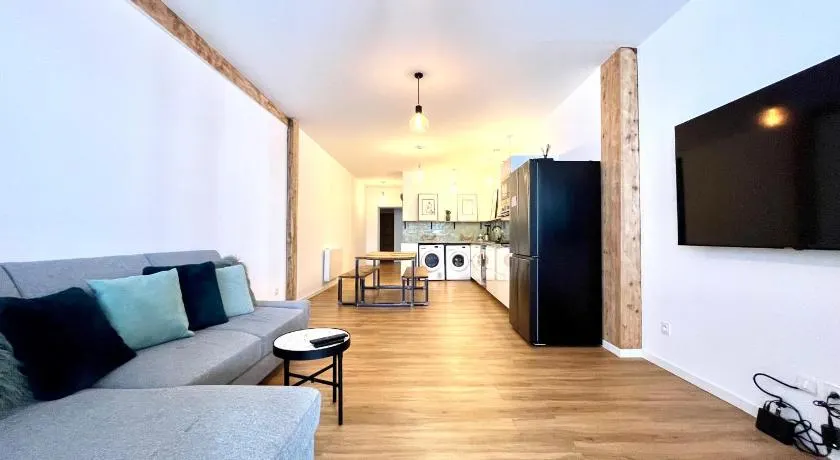 Chic and nenwly renovated apartment - central location - Image 1