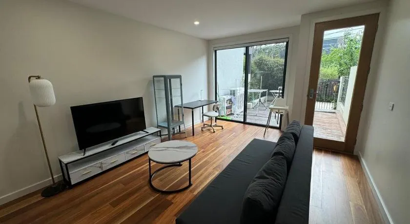 Warm 3beds Home with Yard and parking at Chinatown, CBD - Image 1