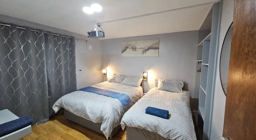 London Comfy Doubles - Image 1