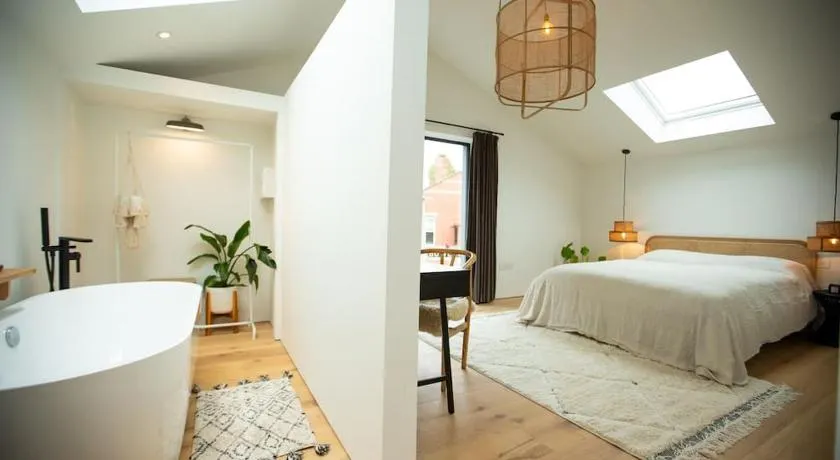 Chorlton Stylish Studio & Roof Terrace Apartments - Image 1