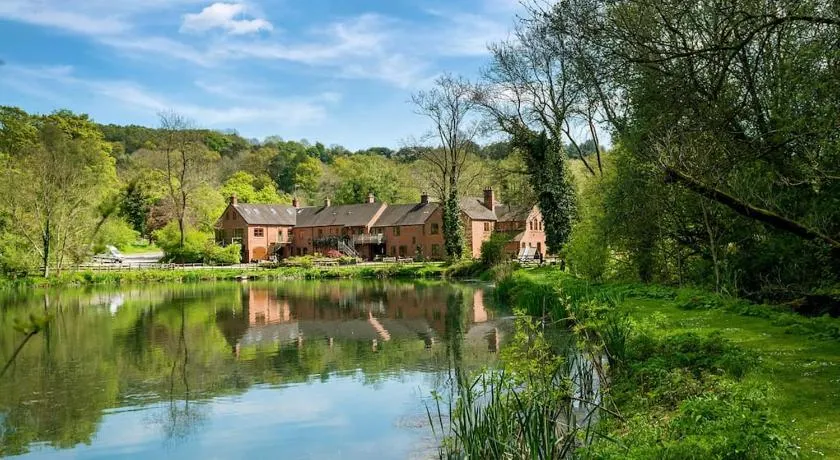 Travel Fox Cottages- Swimming Lake, BBQ Hut, Games Area - Alton Towers - Image 1
