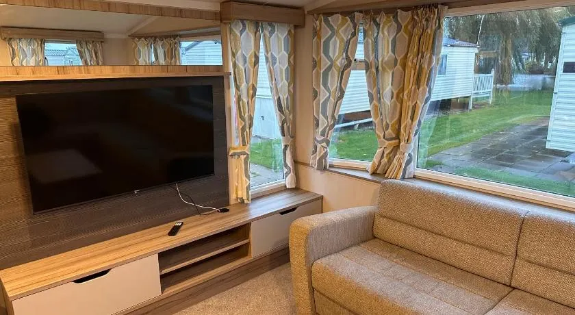 3BR-Sleeps6-Parking-Pool-NearBeach&Skegness - Image 1