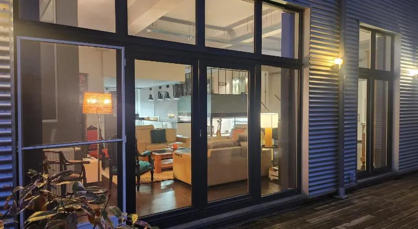 Superbe loft de caractère avec garage à 10' du centre - Image 1