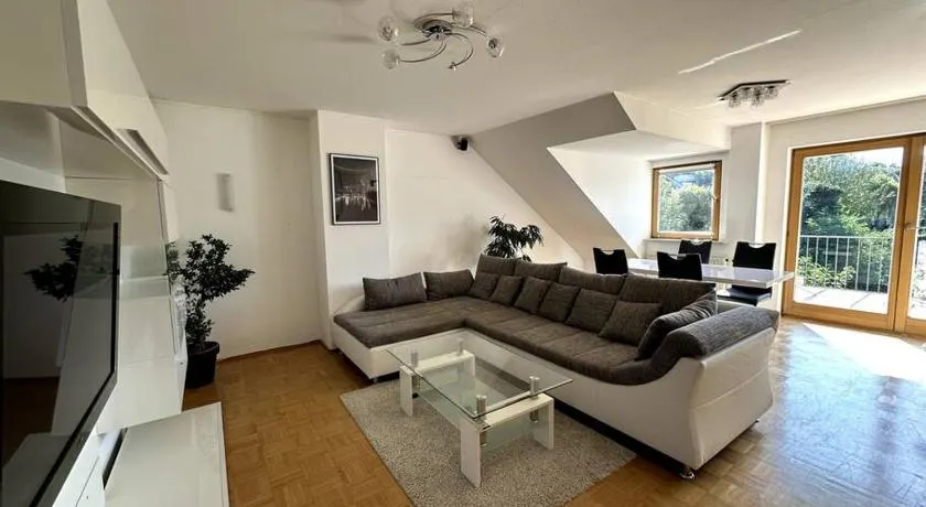Großzügige 2-Zimmer-Wohnung mit Balkon, ruhige Lage - Image 1