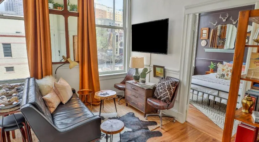 Riverwalk Gem-Stylish Downtown Escape with Views - Image 1