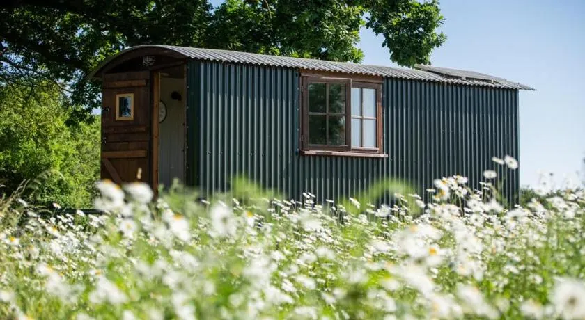 Harbour Ranch Hut - Rustic Countryside Escape - Image 1