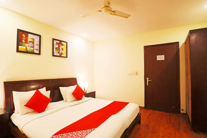 OYO 27927 Hotel Picasso - Image 1