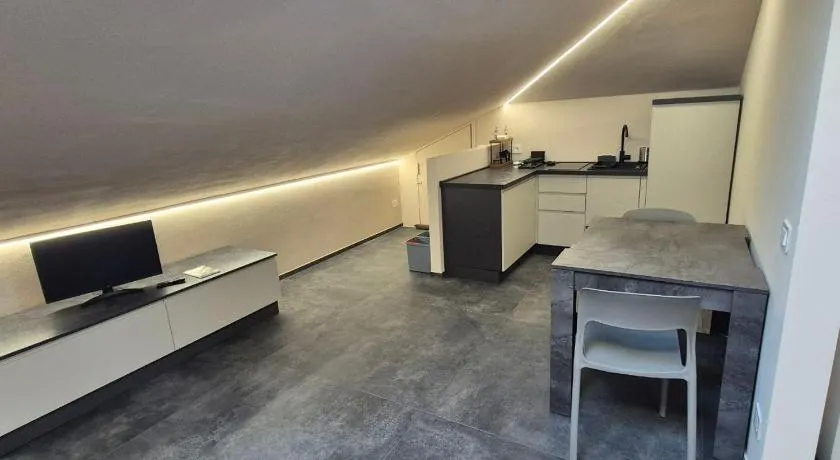 Moderna Mansarda con parcheggio gratuito - Image 1
