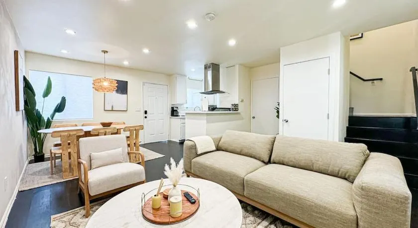 2BR Bohemian Haven Near Walk of Fame - BR6 - BUR - Image 1