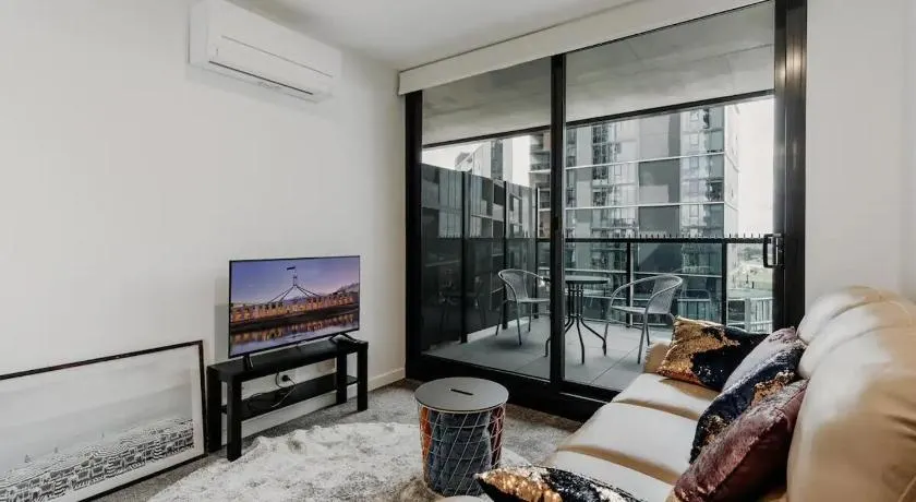 Town Centre Cozy 2 Bed 1 Bath with Free Parking - Image 1