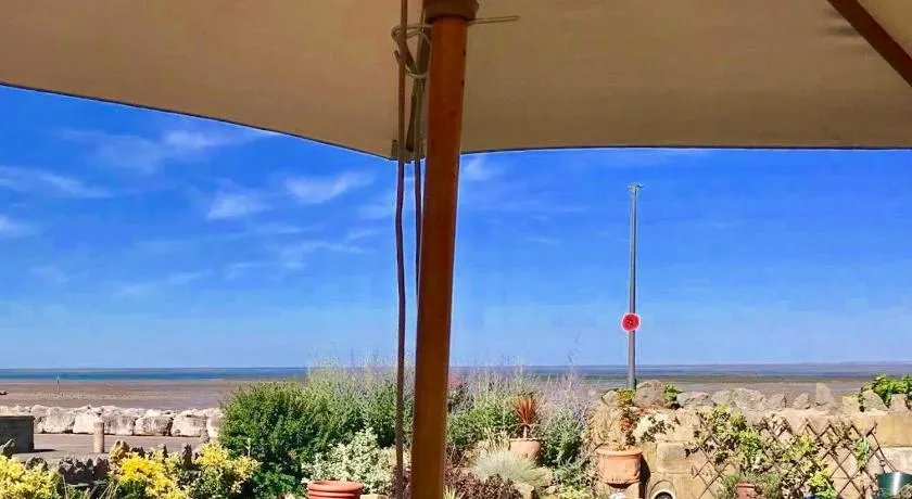HomeStay In The Bay By The Beach - Image 1