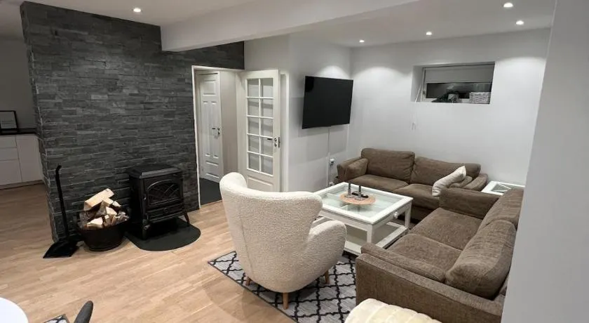 Large and stylish 4-Bedroom home in the city center - Image 1
